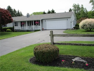 25 Valley View Dr, Oswego, NY 13126