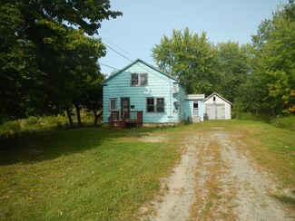4 Libby St, Lincoln, ME 04457