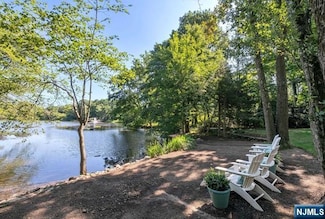 396 Crescent Dr, Franklin Lakes, NJ 07417