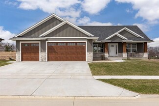 3072 Dell Ridge Ln, Hiawatha, IA 52233