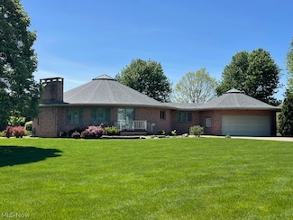 204 Clarence Dr SE, New Philadelphia, OH 44663