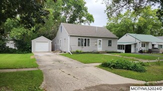 507 S 9th St, Clear Lake, IA 50428