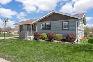 115 10th Ave, Hiawatha, IA 52233