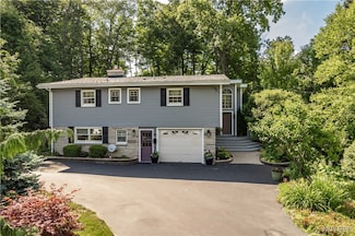 43 Larned Ln, Orchard Park, NY 14127
