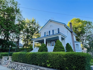 12 Parrott St, Cold Spring, NY 10516