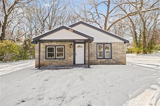 9701 E 24th St S, Independence, MO 64052