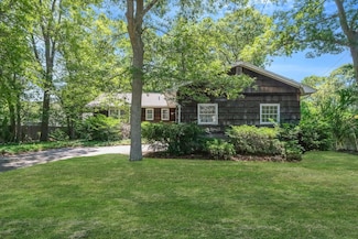 6 Bayside Ave, Medford, NY 11763