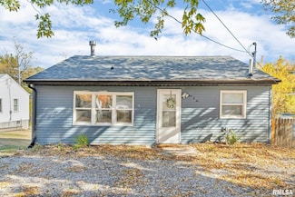 906 28th 1 2 St, Bettendorf, IA 52722