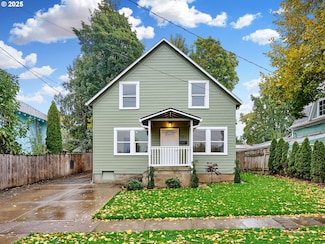 950 N 2nd St, Woodburn, OR 97071