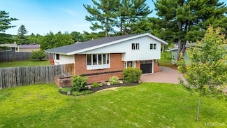 1607 W Quincy St, Hancock, MI 49930