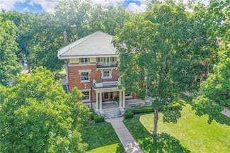 3 Janssen Place, Kansas City, MO 64109