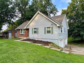 6912 NW Pleasant View Dr, Kansas City, MO 64152