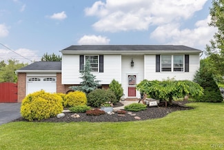 8424 Sweetmill Ln, Clay, NY 13041