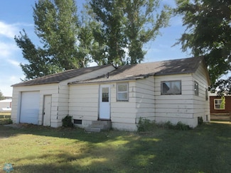 204 Maple Ave, Oakes, ND 58474
