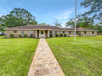 1100 Morningside St, Angleton, TX 77515