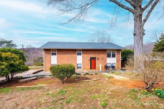 1285 Riverview Dr, Hickory, NC 28602
