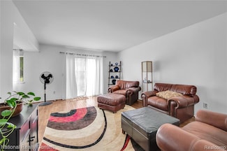 8421 Lakeview Ct, Ypsilanti, MI 48198