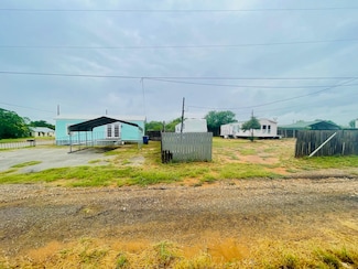 108 W Hugo St, Dilley, TX 78017