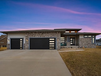 106 Sunflower Dr, Fairfax, IA 52228