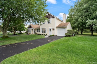 6 Doe Path, Coram, NY 11727