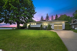 611 Sunset Ln, Cadillac, MI 49601