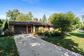 909 Sunset Ct, Petoskey, MI 49770