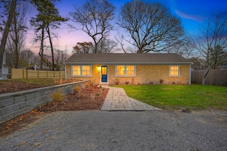 14 Marston Ave, Hyannis, MA 02601