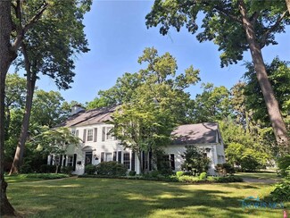 3015 Pembroke Rd, Ottawa Hills, OH 43606