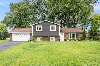 527 Berry Patch Ln, White Lake, MI 48386