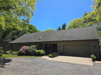 18642 Pawnee Dr, Spring Lake, MI 49456
