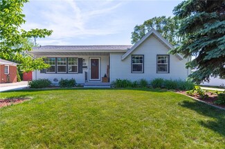 2815 E 40th St, Des Moines, IA 50317
