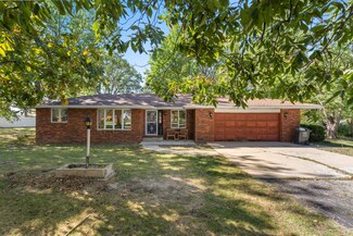 1 Hickory Ln, Camargo, IL 61919