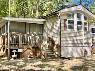 216 Village Dr W, Milford, PA 18337