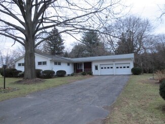 11 Willowbrook Dr, Lyndonville, NY 14098