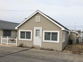 13 4th Ln, Seaside Park, NJ 08752