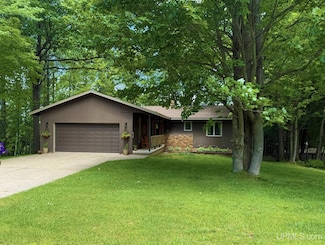 714 W Jacker Ave, Houghton, MI 49931