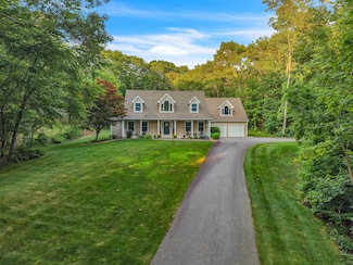 16 Manatuck Dr, Waterford, CT 06385