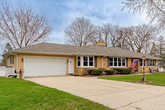 7N145 Hill St, Roselle, IL 60172