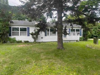 510 W Lincoln St, Charlevoix, MI 49720