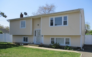 28 Adams St S, Farmingdale, NY 11735
