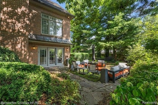 4054 Cranbrook Ct, Bloomfield Hills, MI 48301