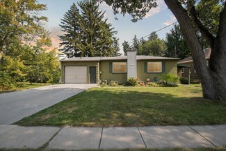 810 Robins Rd, Lansing, MI 48917
