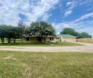 612 N 1st St W, Mount Calm, TX 76673