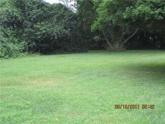 228 Peckham Ave, Middletown, RI 02842