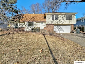 2920 Loveland Dr, Lincoln, NE 68502