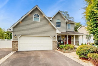5 Long House Way, ComMacK, NY 11725