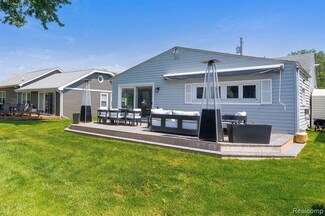 1466 Rossdale Dr, Waterford, MI 48328