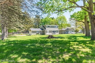 2750 Lansdowne Rd, Waterford, MI 48329