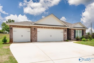 100 River Springs Ct, New Market, AL 35761