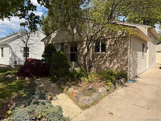 1959 Woodland Ave, Sylvan Lake, MI 48320